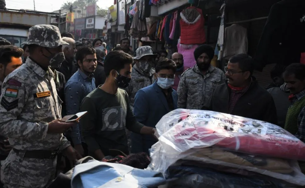 बरेली: कर न जमा करने पर 10 दुकानें सील, दुकानदारों का हंगामा