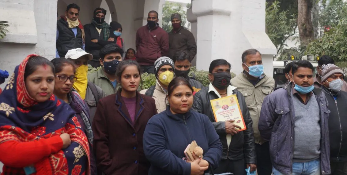 बरेली: आवास के लिए ठिठुरते हुए कलेक्ट्रेट पहुंचे लोग, हंगामा