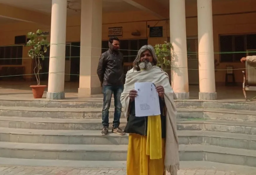 बाराबंकी: न्याय के लिये साक्ष्यों के साथ जिलाधिकारी कार्यालय पहुंचा पीड़ित