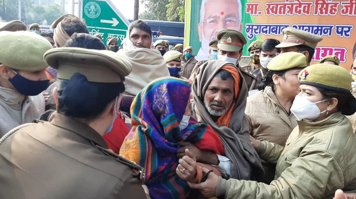 मुरादाबाद: सीएम से मिलना चाहता था पीड़ित परिवार, पुलिस ने लिया हिरासत में