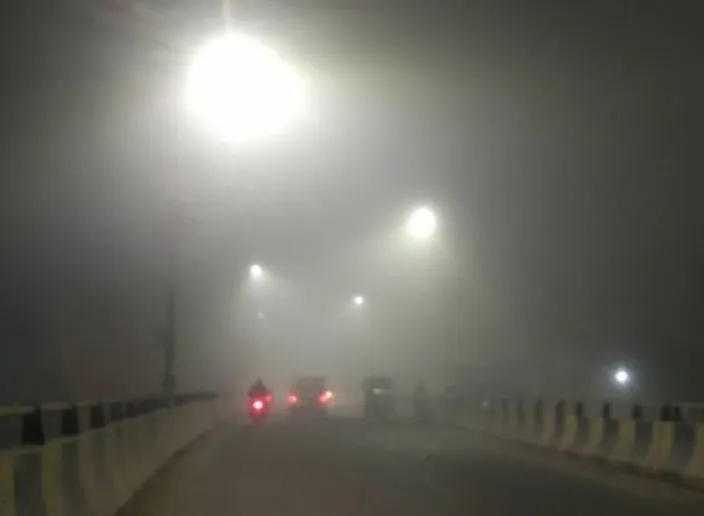 लखनऊ: बर्फीली हवाओं से कांपा यूपी, फुर्सतगंज हवाई अड्डे पर पारा 2.6 डिग्री दर्ज