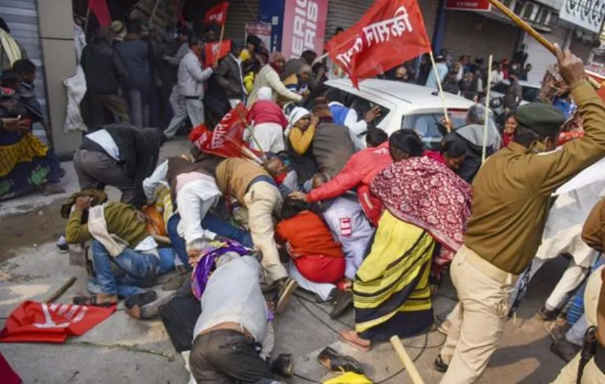 कृषि कानूनों के खिलाफ बढ़ती जा रही है टकरार, विरोध में रैली निकाल रहे लोगों पर लाठीचार्ज, कई घायल