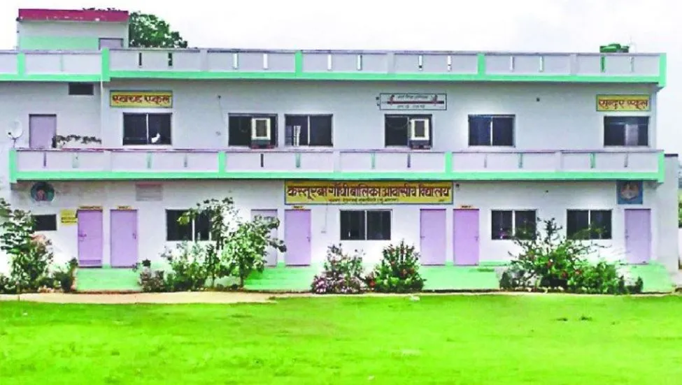 बरेली: कस्तूरबा गांधी अवासीय बालिका विद्यालयों की 34 शिक्षिकाओं की नौकरी खतरे में