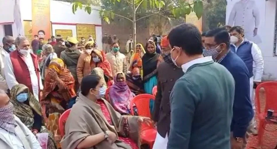 अमेठी: केंद्रीय मंत्री स्मृति ईरानी ने ग्रामीणों के साथ सुनी प्रधानमंत्री नरेंद्र मोदी की मन की बात