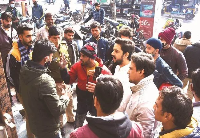 मुरादाबाद: फाइनेंस कंपनी के कर्मचारियों ने उपभोक्ता को पीटा, हंगामा