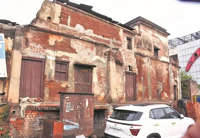 मुरादाबाद: जर्जर भवनों पर नोटिस देने के बाद भूल गया नगर निगम, हादसे का डर