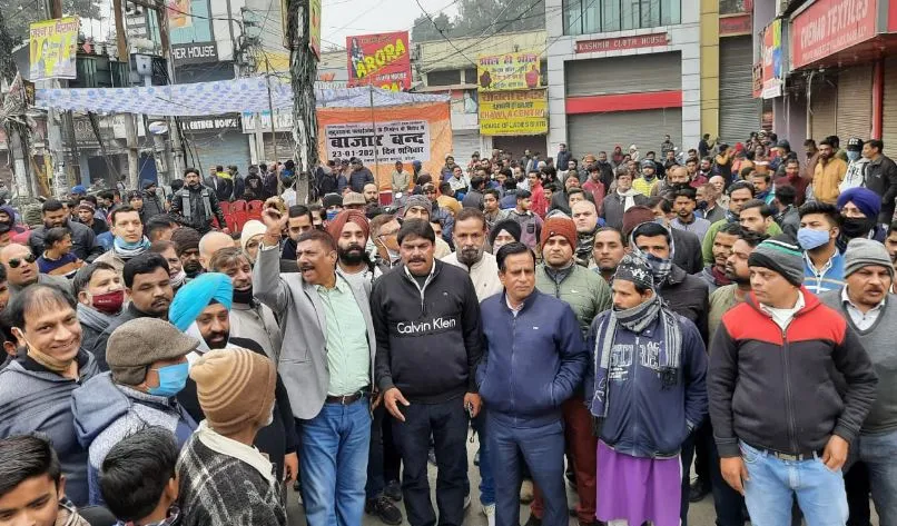 बरेली: कोहाड़ापीर से कोतवाली तक बाजार किया बंद, व्यापारी बोले नहीं बनने देंगे ओवरब्रिज