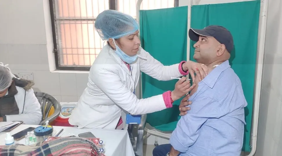 बरेली: 34 केंद्रों पर 68.8 प्रतिशत स्वास्थ्यकर्मियों ने लगवाया कोरोना का टीका