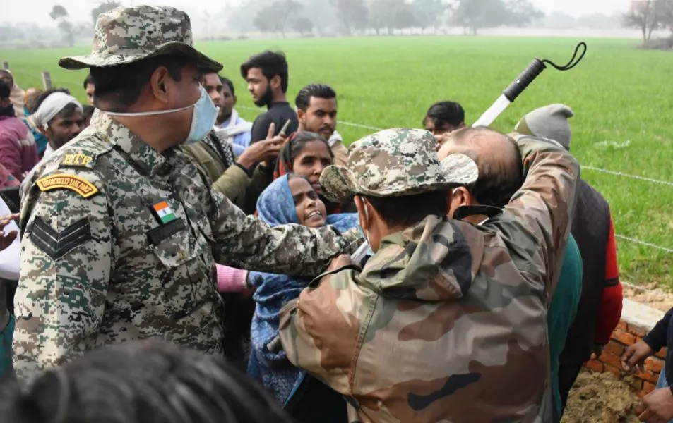 बरेली: चंदपुर गांव में कब्जा हटाने पहुंची बीडीए की टीम से भिड़े ग्रामीण