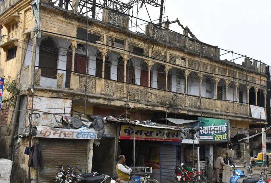 बरेली: जर्जर भवन दे रहे मौत को दावत, अफसर लापरवाह