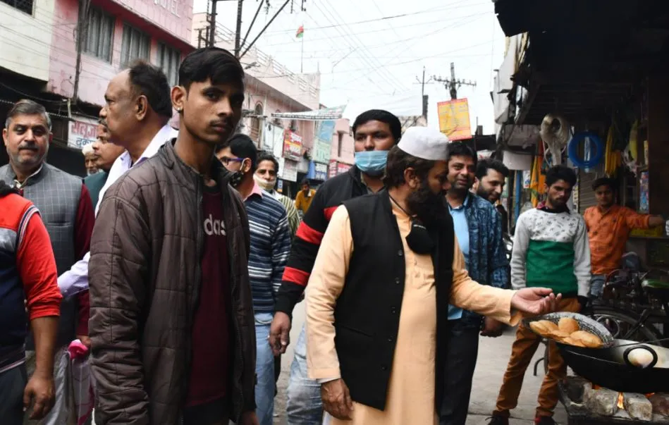 बरेली: कुतुबखाना ओवरब्रिज के लिए सर्वे को पहुंची बिजली विभाग की टीम को व्यापारियों ने घेरा, हंगामा