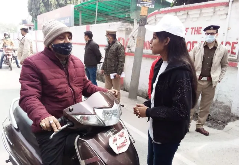 बरेली: मैडम! हेलमेट पास ही दुकान में रखा है