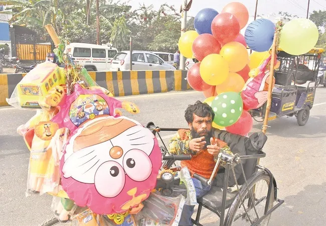 मुरादाबाद: बेबसी में मुस्कुराने का जरिया बनी दिव्यांग की ट्राई साइकिल