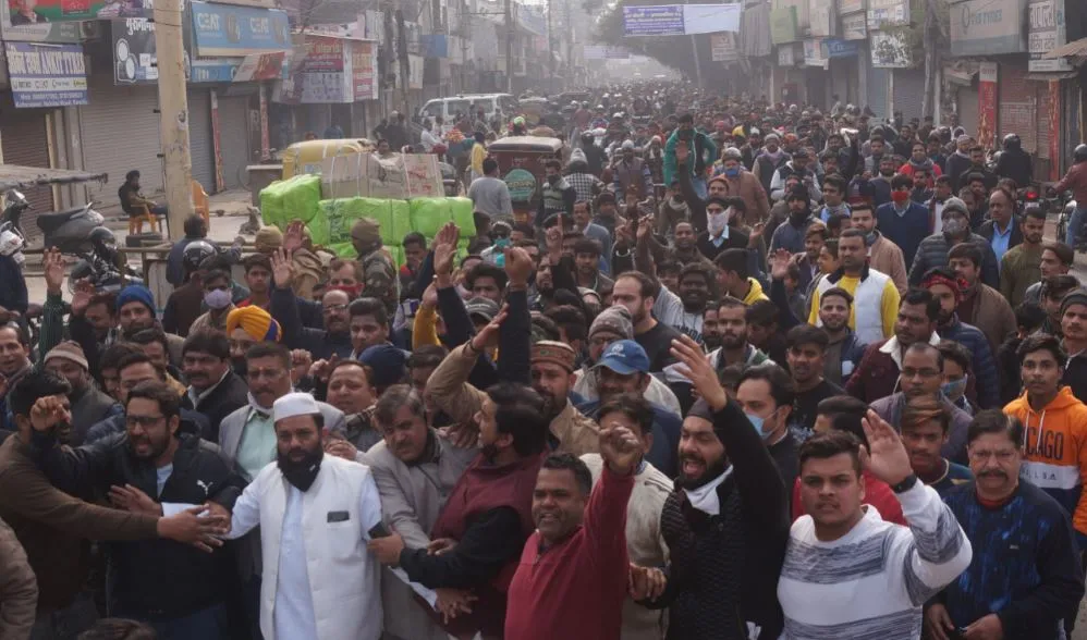 बरेली: कुतुबखाना ओवरब्रिज के विरोध में बाजार बंद, प्रदर्शन