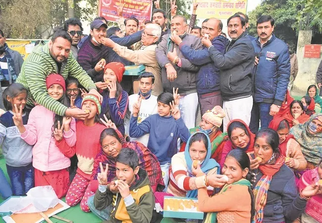 मुरादाबाद: बहाली का आदेश मिलते ही जश्न में बदला धरना स्थल, खुशी से झूमे कर्मी
