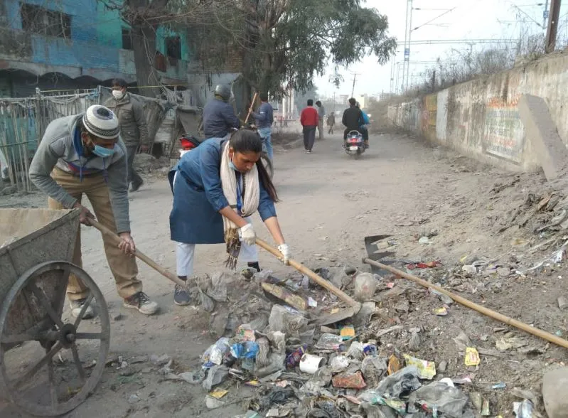 बरेली: अफसरों ने मुहं फेरा तो स्वैच्छिक संगठन ने खुद की सड़क की सफाई