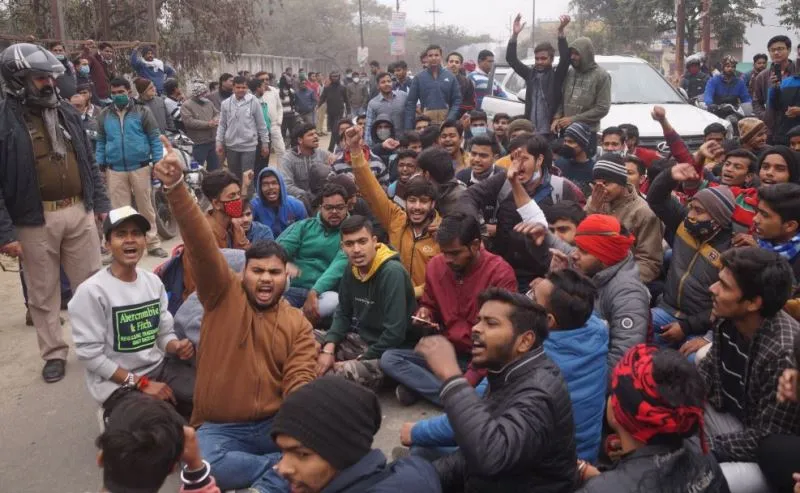 बरेली: विश्वविद्यालय की दीवार से सटाकर कूड़ा घर बनाने पर तकरार