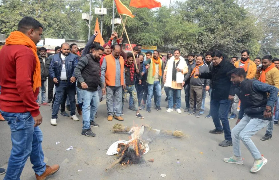 बरेली: हिंयुवा ने वेब सीरिज तांडव के खिलाफ किया प्रदर्शन, कार्रवाई की मांग