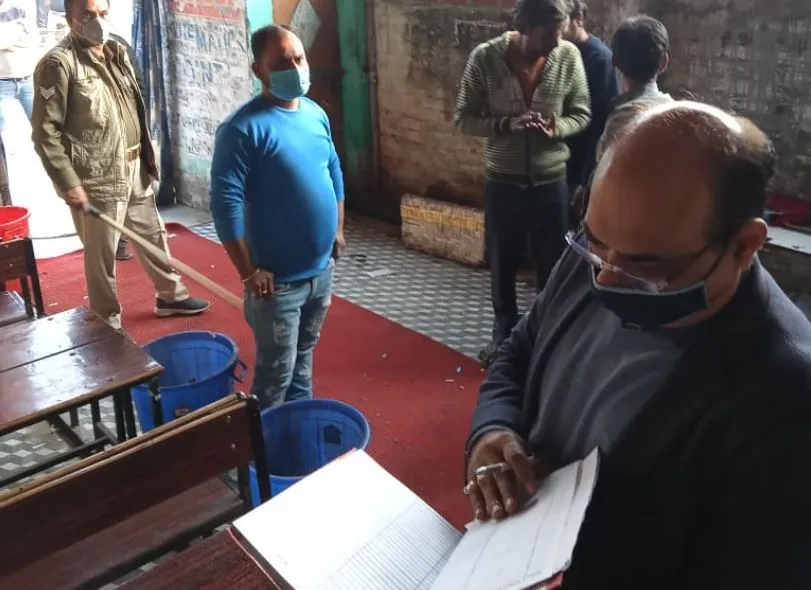 बरेली: कच्ची के ठिकानों पर नहीं खोखों व दुकानों पर तलाश रहे शराब