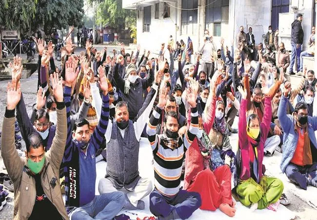 मुरादाबाद : एमडीए से निकाले गए कर्मचारियों के घर दुखों का डेरा