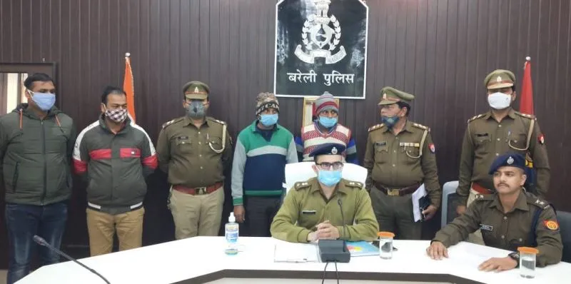 बरेली: 40 में खरीदकर 70 रुपये लीटर बेचते थे पेट्रोल