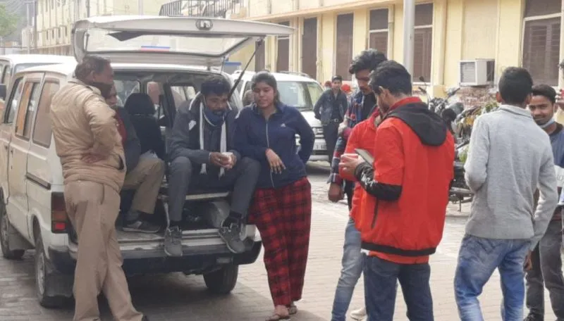 बरेली: पुलिस का पहरा दिखावी, जिला अस्पताल बना मिलाई का अड्डा