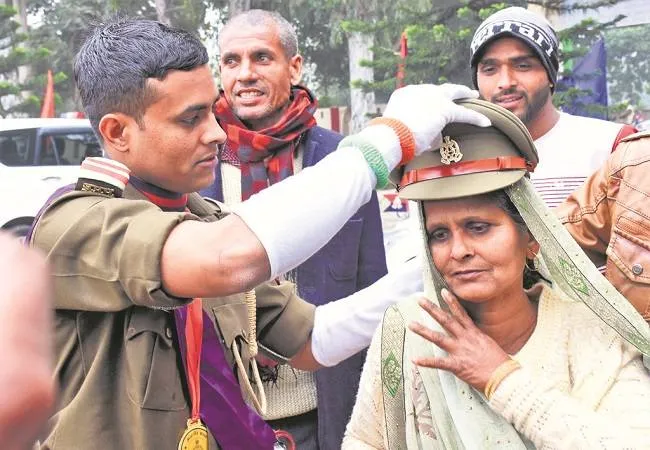 मुरादाबाद: मां ने बेटे का माथा चूमा तो बेटे ने मां को पहना दी कैप