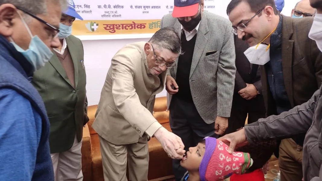 बरेली: केंद्रीय मंत्री ने बच्चों को पिलाया पोलियो ड्रॉप
