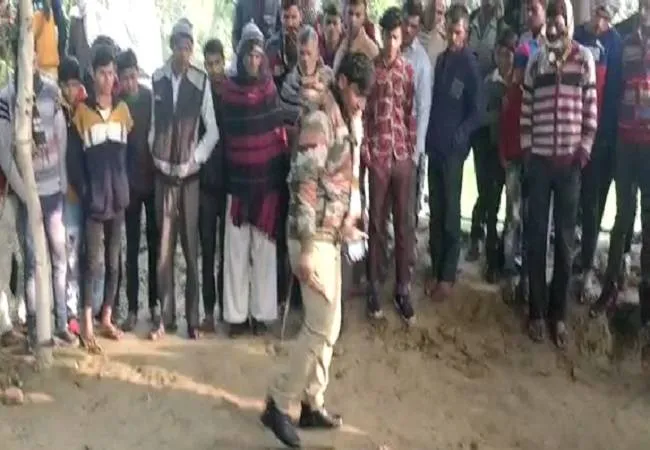 अमरोहा: आम के पेड़ के नीचे युवक का शव मिलने से सनसनी, मौके पर लगी भीड़