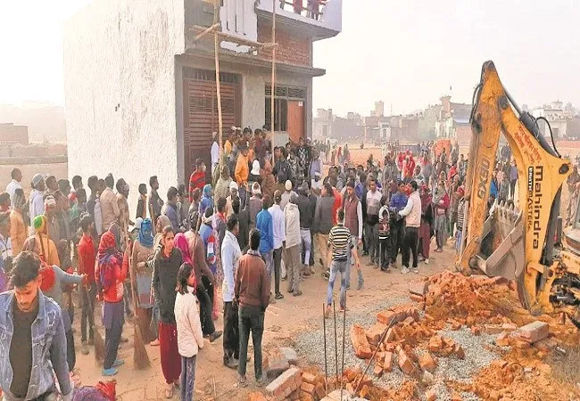 अमरोहा: नगर पालिका ने हटाया अवैध निर्माण, महिलाओं ने किया विरोध