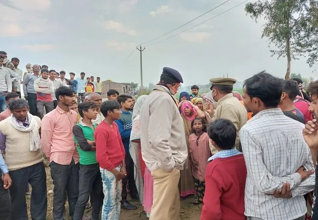 अमरोहा: बदमाशों ने बाइक सवार दंपत्ति को मारी गोली, युवक की मौत