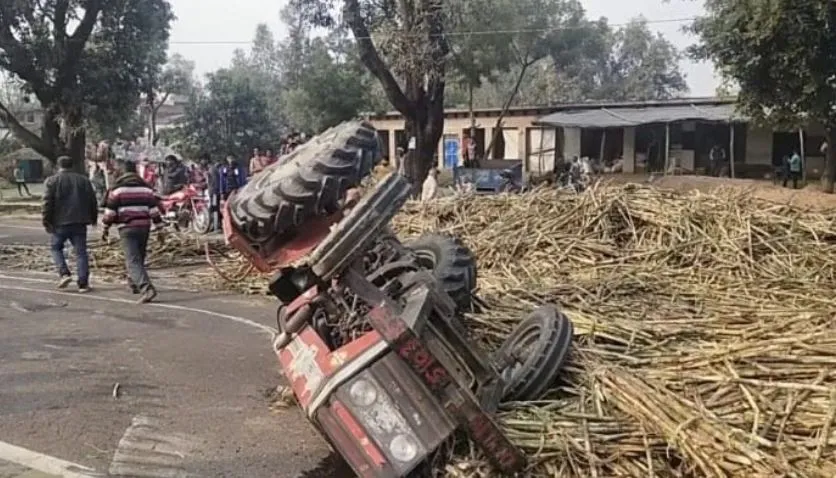 अयोध्या: ट्रक की टक्कर से पलटी गन्ने से लदी ट्राली, दबकर युवक की मौत