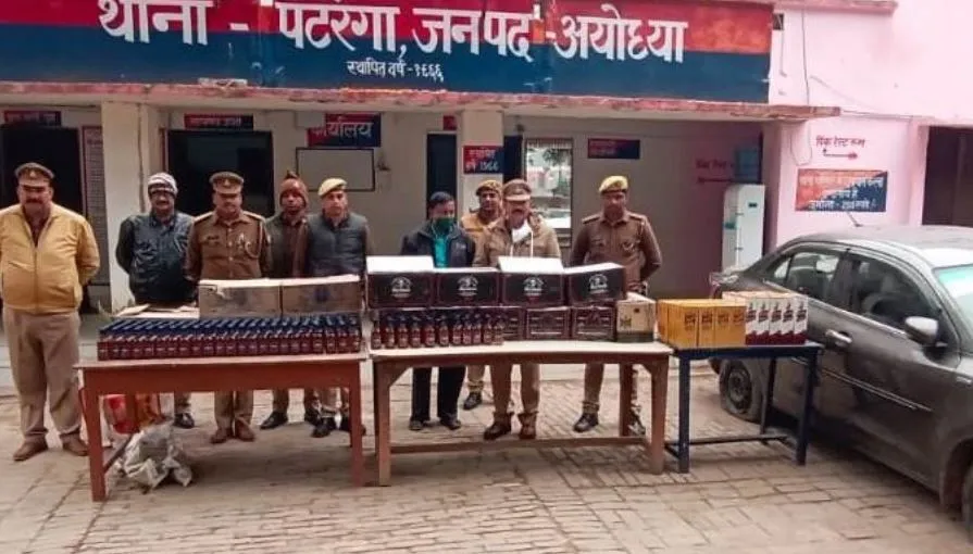 अयोध्या: खुद को बता रहा था सेना का कर्मचारी, कार से बरामद हुई तस्करी कर ले जाई जा रही शराब