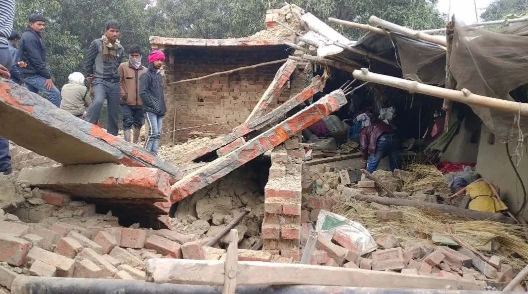 बाराबंकी: मकान की छत गिरने से चाचा-भतीजी की मौत