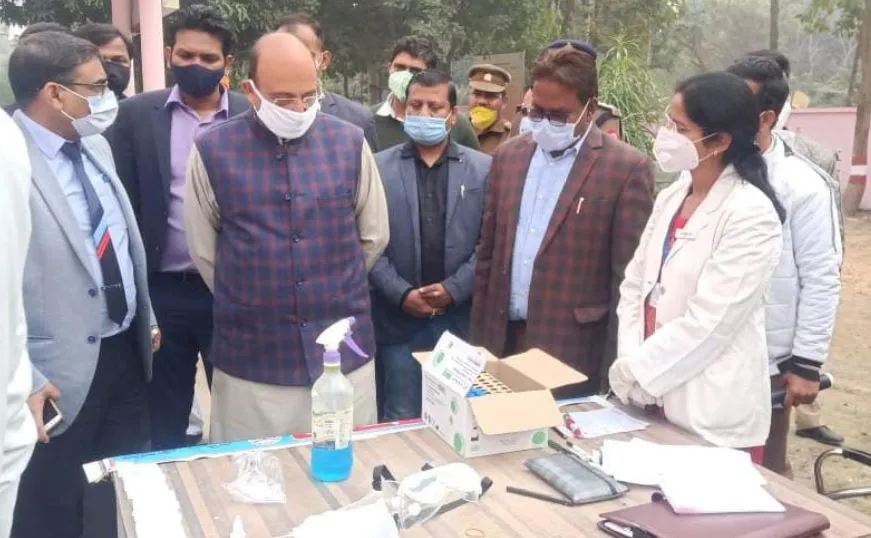 बाराबंकी: कोरोना वैक्सीन के ड्राई रन की तैयारियों का जायजा लेने पहुंचे स्वास्थ्य मंत्री