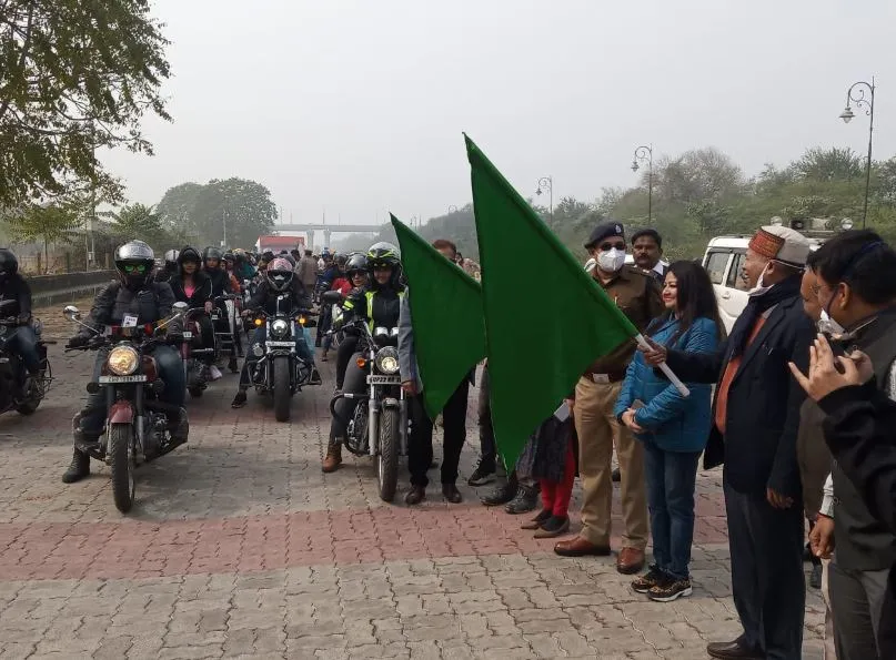 सड़क सुरक्षा माह: लखनऊ की सड़कों पर जीवन बचाने को बाइक लेकर उतरीं महिलाएं, जीवन रक्षा का संदेश 