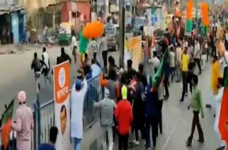 कोलकाता में शुभेन्दु अधिकारी के रोड शो पर पथराव, टीएमसी-भाजपा कार्यकर्ताओं में झड़प