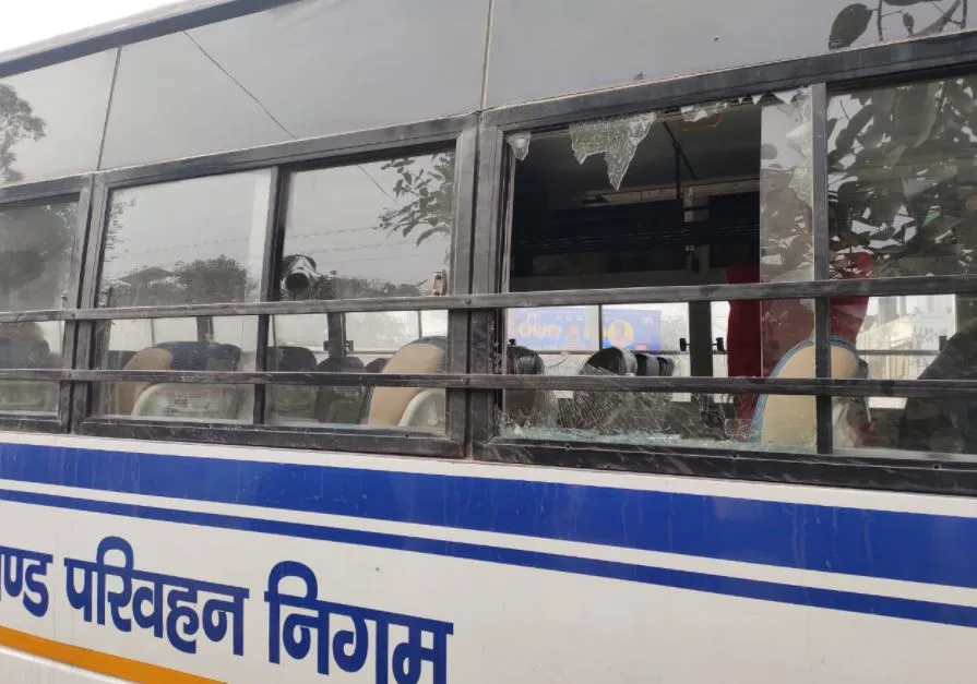 बरेली: सीट को लेकर शुरू हुआ विवाद, यात्री ने तोड़ दिए बस के शीशे