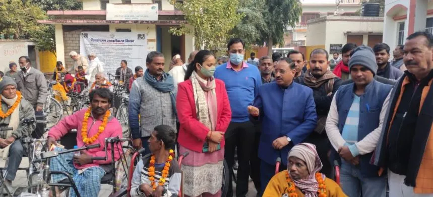 लखनऊ: विधायक ने बांटे दिव्यांगों को सहायक उपकरण