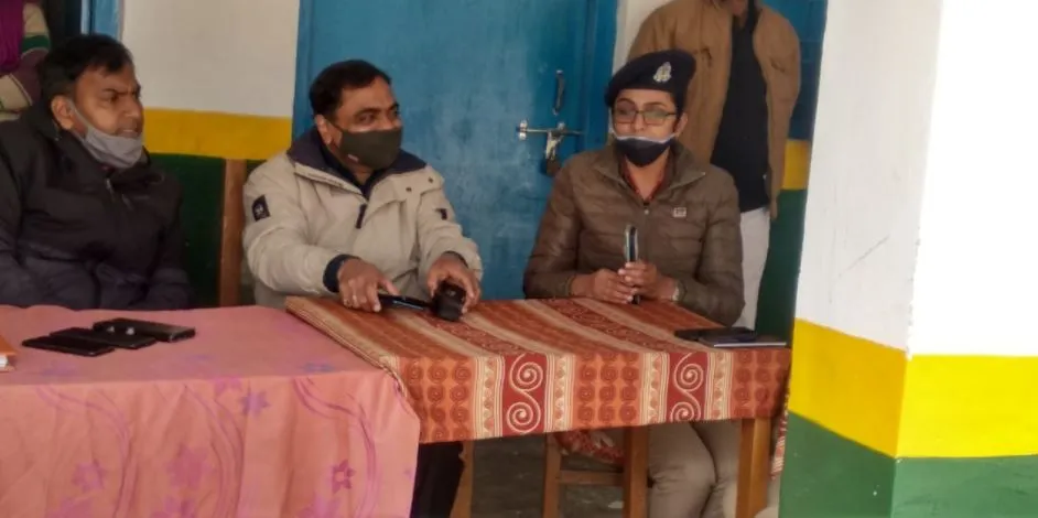 बाराबंकी: उपजिलाधिकारी ने मतदाता सूची में आपत्ति करने वाले लोगों से की बातचीत