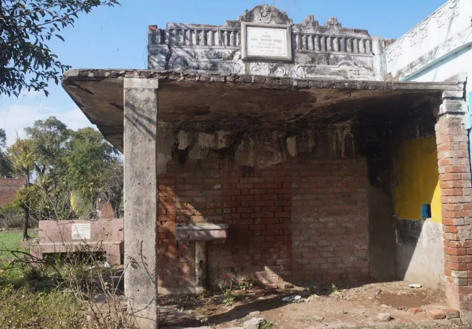 बरेली: श्मशान भूमि की सड़क बदहाल, जर्जर भवन से हादसे का डर