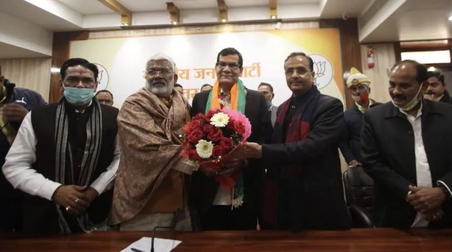 प्रधानमंत्री मोदी के करीबी पूर्व आईएएस अधिकारी भाजपा में हुए शामिल