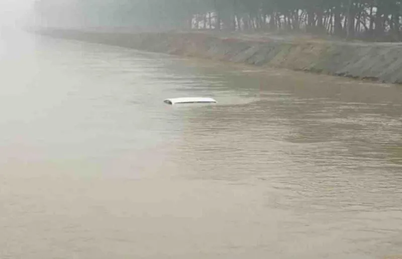 हरदोई: नहर में गिरी कार, पति की बची जान, पत्नी लापता