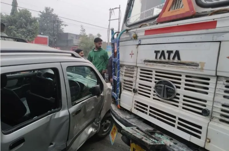 बरेली: ट्रक ने कार को मारी टक्कर, बाल-बाल बचे सवार