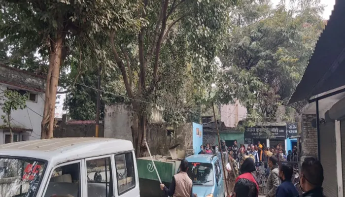 बरेली: कलेक्ट्रेट में कूड़े के कंटेनर में फंसा बंदर, फिर बंदरों के झुंड ने मचाया उत्पात