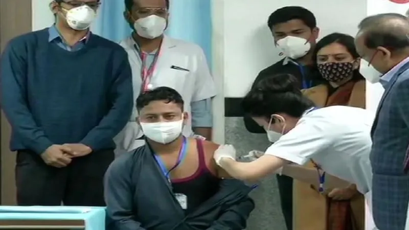 दिल्ली में एम्स के सफाई कर्मचारी को लगा देश का पहला कोरोना टीका