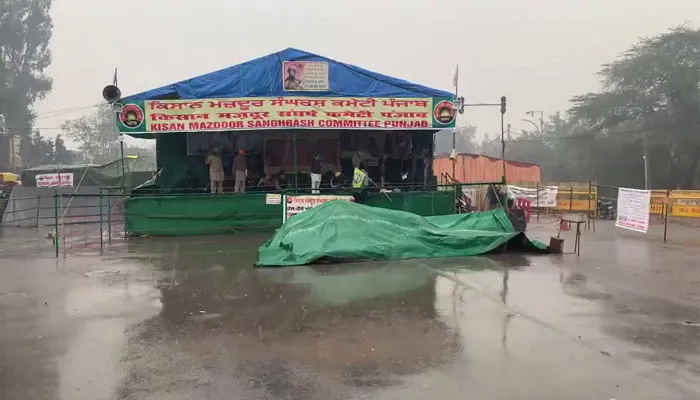 दिल्ली की सीमाओं पर डटे किसानों की बारिश ने बढ़ाईं मुश्किलें