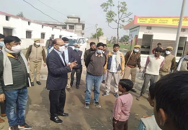 अमरोहा: सामुदायिक शौचालय निर्माण में खामियां देख भड़के डीएम