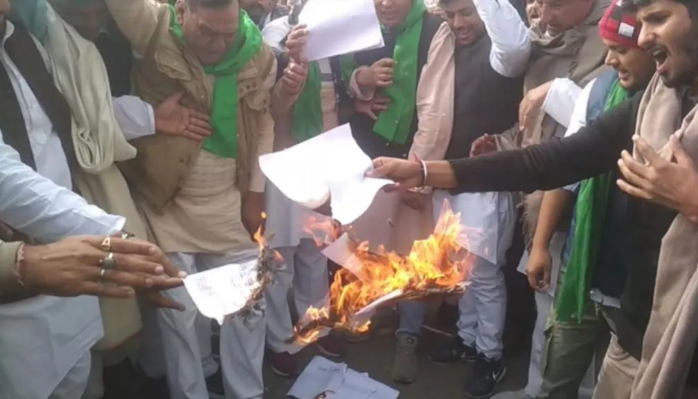 लोहड़ी के मौके पर किसान आंदोलन ने पकड़ी आग, नए कृषि कानूनों की प्रतियां जलाकर विरोध