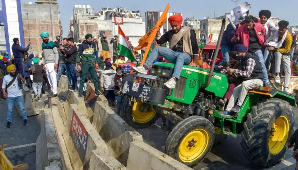 ट्रैक्टर मार्च: डीडीयू मार्ग पर पलटा ट्रैक्टर, एक किसान की मौत